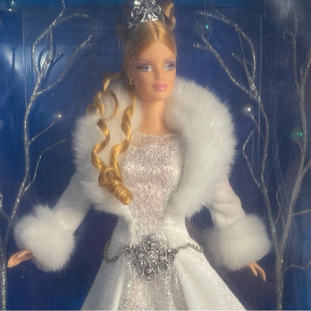 ✨NWOT✨Collectible 2003 Holiday Visions Special Edition Barbie ~ NEVER OPENED!